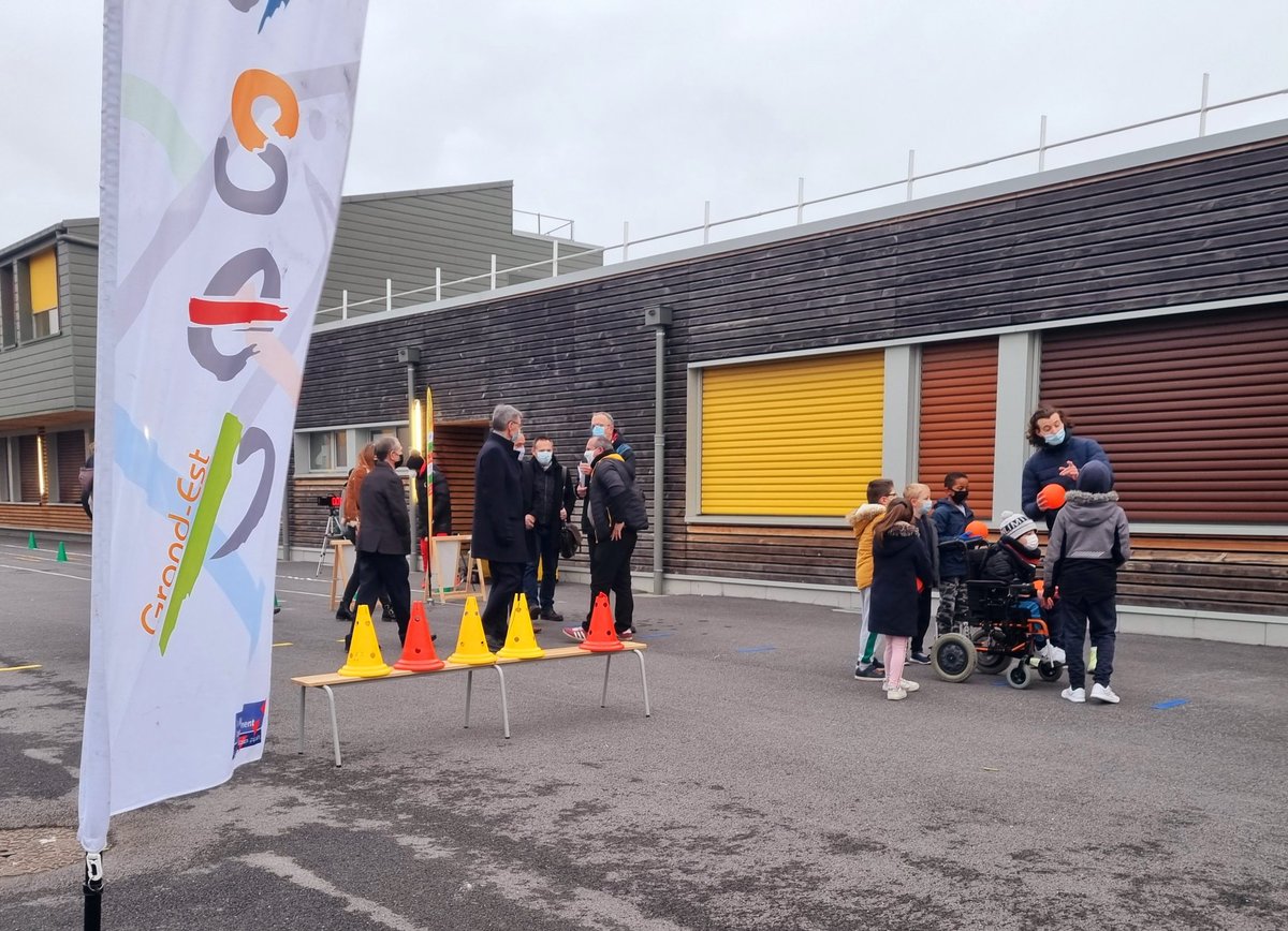 NadiaMenacer's tweet photo. Bravo aux élèves et enseignants de l'#ecole Dauphinot @AcReims mobilisés #SOP2022
#EPS #DeveloppementDurable
Visite de M.Claval Inspecteur d'académie et de M.Midy @ienreimsest : un temps d'échange apprécié
🙏
@ReimsUsep
@EpsMarne 
@EFSRAthletisme 
@StapsAres https://t.co/pDSlW8VVqd