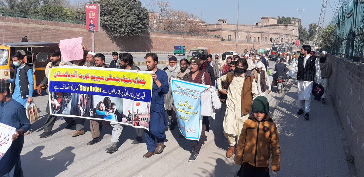 Waseem_Mahsood's tweet photo. آج ملٹری کورٹ کے قیدیوں کے لواحقین نے سنٹرل جیل پشاور سے پشاور پریس کلب تک واک کرکے اپنا احتجاج ریکارڈ کیا
احتجاج میں لواحقین نے چیف جسٹس آف پاکستان اور وزیراعظم سے کالعدم ملٹری کورٹ کے قیدیوں کی رہائی کے خلاف "سٹےآرڈر" کو خارج کرنے کا مطالبہ کیا
#RelaseMissingPersons https://t.co/1L1FBuZWLV