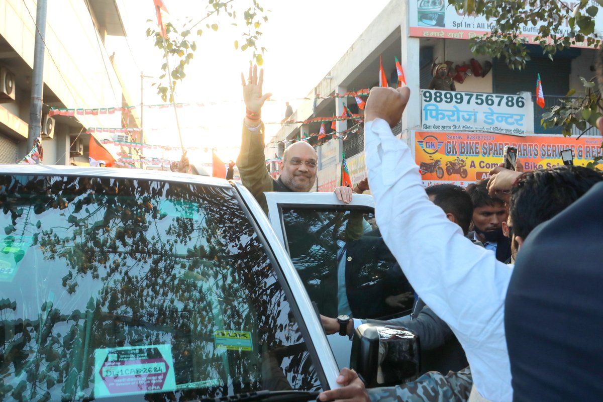 AmitShah's tweet photo. चुनाव की घोषणा होने के बाद मैं उत्तर प्रदेश के पश्चिम और ब्रज क्षेत्र में जहाँ भी गया हूँ वहां जनता का भाजपा में अटूट विश्वास साफ दिखाई देता है। #चप्पा_चप्पा_भाजपा https://t.co/ydl2ujogkk