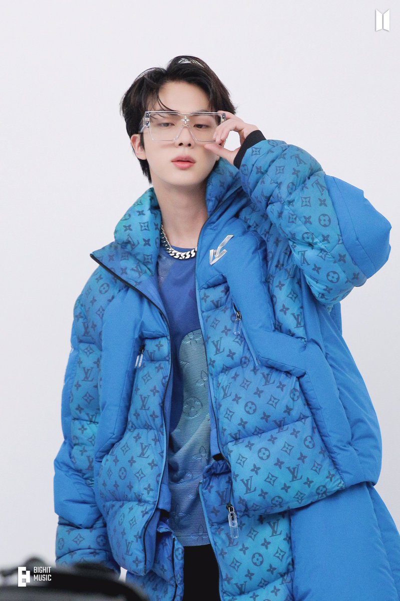 Mi señor amado jin estás muy hermoso (bueno como siempre) te queda muy bien el azul (bueno té queda muy bien todos los colores😂) te amooooo💜🔥