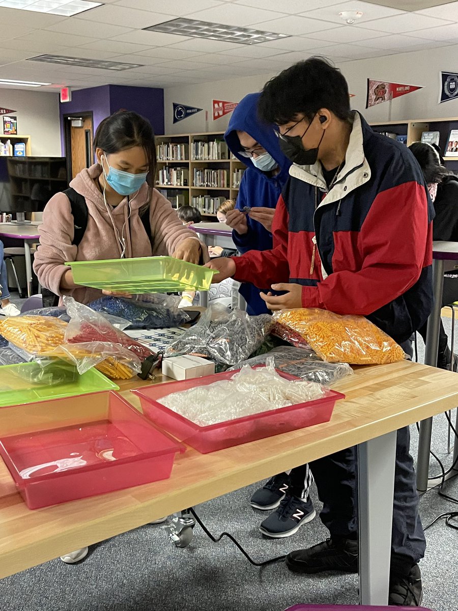 KerrLibrary's tweet image. Day 1 #makerspace #ferriswheel @KNEX @Alief_Libraries @AliefKerr