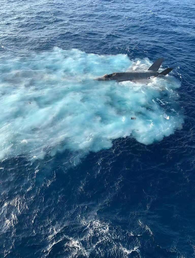RealAirPower1's tweet photo. A Lockheed F-35C taking a dip in the South China Sea... 😬 News on the crash here: https://t.co/chXwMuiWfh
#avgeeks #aviationdaily #news #USNavy https://t.co/iSghPtU0zx