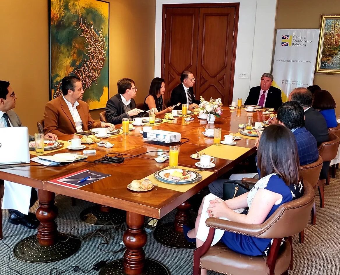La Cámara Ecuatoriano Británica sostuvo la primera reunión de trabajo con el nuevo Directorio de la #BritchamUIO junto al Embajador Británico, Chris Campbell para alinear la gestión 2022-2023 en beneficio de las relaciones bilaterales 🇪🇨 🇬🇧

#UKinEcuador 
<a href="/NdiplomaticaEc/">notadiplomatica.ec</a>