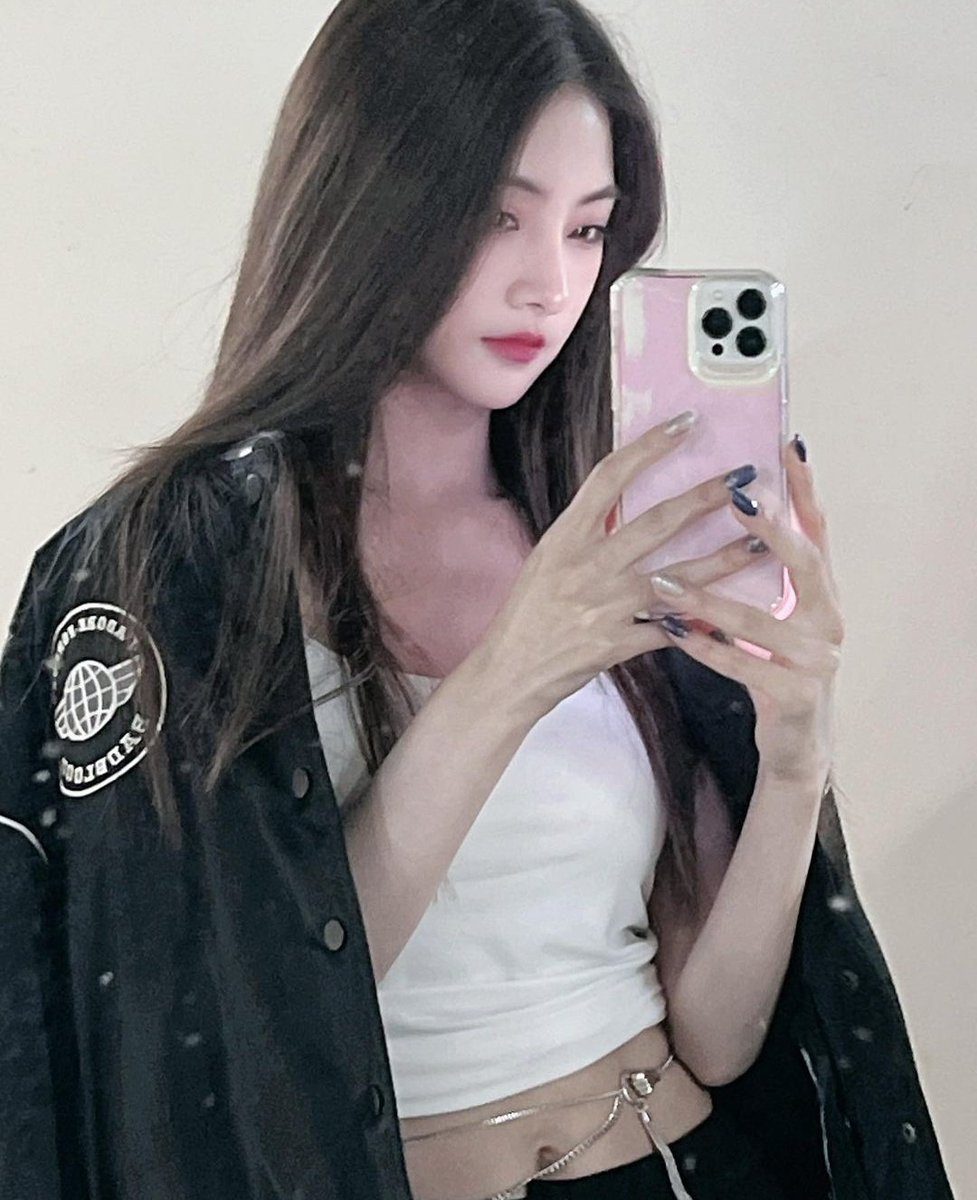 caiyubingbbd's tweet photo. Yep. Same clothes https://t.co/9sKXa6IFWk