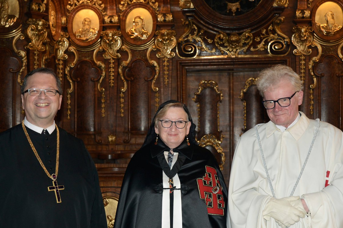 KircheBunt's tweet photo. Neue Leitung für die #Grabesritter in St. Pölten: Karl Lengheimer übergab sein Amt im Rahmen eines feierlichen Pontifikalamtes unter der Leitung von Abt Thomas Renner an Heidrun Fichtinger.  https://t.co/km3zKVVPfG
@OESSHaustria  @stiftaltenburg https://t.co/SSSsnqUJ7w
