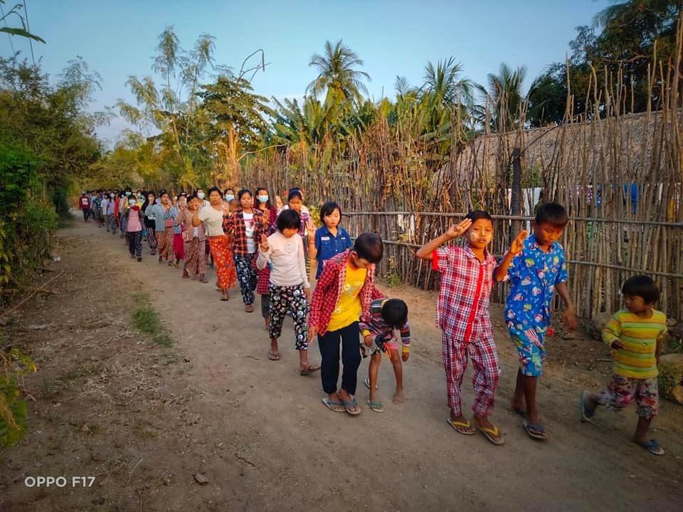 KYITHAR95368969's tweet photo. Yae Kyi Pin’s evening strike led by residents from a village of eastern part of #Yinmarbin Tsp, participated to drive out the #MilitaryDictatorship regularly.     
#2022Jan27Coup        
#WhatsHappeningInMyanmar https://t.co/OWwL9SS6WG