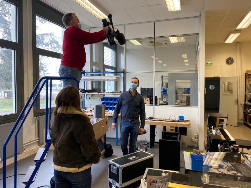 🔴 Aujourd'hui, nous organisons avec <a href="/Usinlyonparilly/">USIN</a> une #VisitePresse pour les 1⃣ an d'exploitation du site. #industrie #Lyon

Ci-dessous, focus sur Adèle H, entreprise #lyonnaise qui crée des #pianos pliables. 🎹

📺 À découvrir ce soir dans le JT #France3.