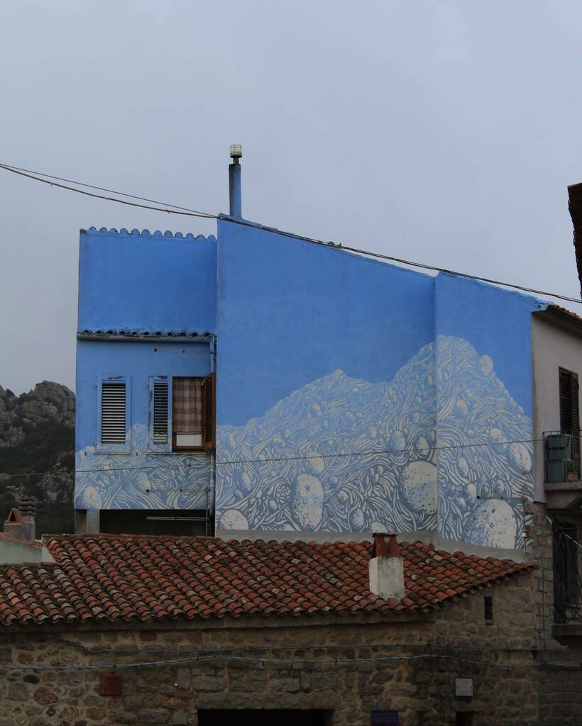 unsardoingiro's tweet image. Uno dei murales reliquiari da @tellas__ nel piccolo borgo di #Aggius in Gallura che fa parte del percorso di arte contemporanea AAAperto tra le vie del centro storico.
L’opera completa sulle pareti di una casa il profilo delle montagne.

#streetart #aaap… instagr.am/p/CZO_j8-MEF0/