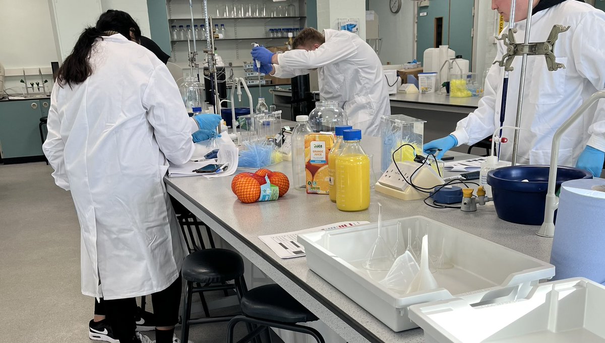 Year 1 Vitamin C titration lab 🥼 🧪 🍊 #nutritionisascience #labskills #UCLanNutrition