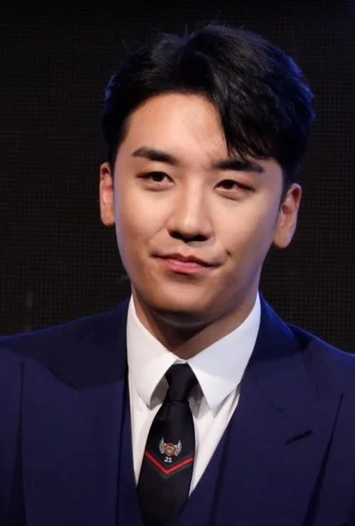 pannchoa's tweet photo. Seungri's sentence reduced from 3 years to 1 year on admitting charges of arranging and consuming prostitution, gambling, embezzlement and public disorder
https://t.co/FeuTd35a7f https://t.co/hRZGUG9o9e
