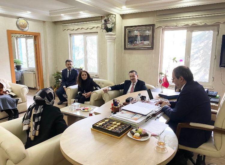 Ankara Milletvekillerimiz <a href="/emrullahisler/">Emrullah İŞLER</a> <a href="/zyildiz_/">Zeynep Yıldız</a> <a href="/AAsumanErdogan/">Asuman Erdoğan 🇹🇷</a> ,Sivil Toplum ve Halkla İlişkilerden sorumlu İl Bşk. Yrd. <a href="/AkbabaNagehan/">Nagehan Acar Akbaba</a> ve İl Yönetim Kurulu Üyelerimiz, Ankara Servisçiler Esnaf Odası Başkanı TuncayElmadağlı ve yönetimine hayırlı olsun ziyaretinde bulundu.