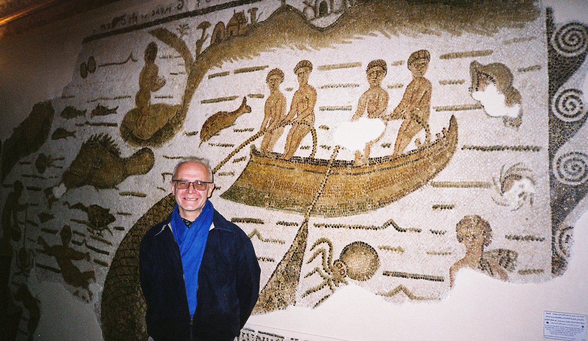 Recuerdos de viajes.
En el Museo del Bardo en Túnez, con algunos de los mejores mosaicos romanos.
Pocos años después, un grupo terrorista islámico asesinó a los turistas que lo visitaban. Pude haber sido yo.