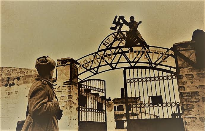 Soldado del Ejército rojo destruyendo la esvástica de una de las puertas del campo de exterminio de Auschwitz (27 de enero de 1945)