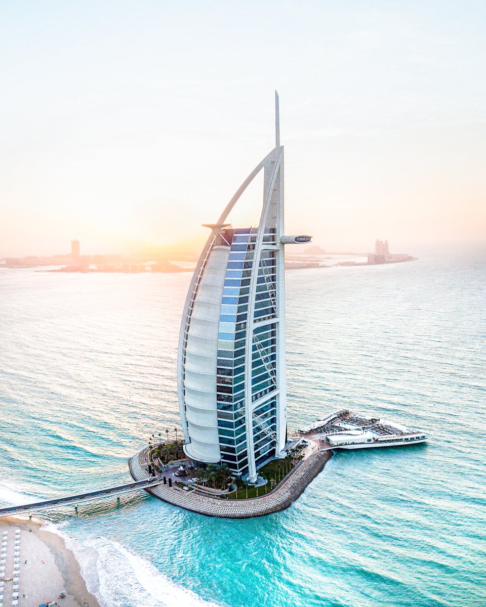 A symbol of Dubai's incredible vision from past, present and future | bit.ly/TW-JumEscapes-… - #TimeExceptionallyWellSpent #BurjAlArab #JumeirahHotels