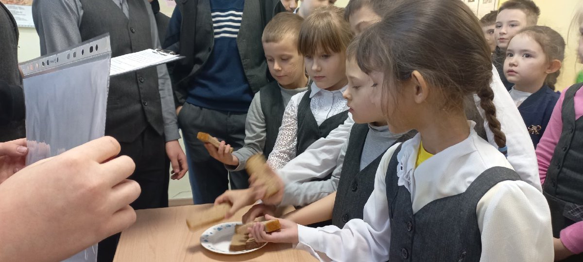AA_Arzamascev's tweet photo. Сегодня исполняется 78 лет со дня снятия блокады Ленинграда.  Юнармейский отряд принял участие во Всероссийской акции памяти "Блокадный хлеб", которая посвящена истории обороны и блокады Ленинграда в ходе Великой Отечественной войны @pu_monso #Волжскийрайон https://t.co/9zbVIL0YGf
