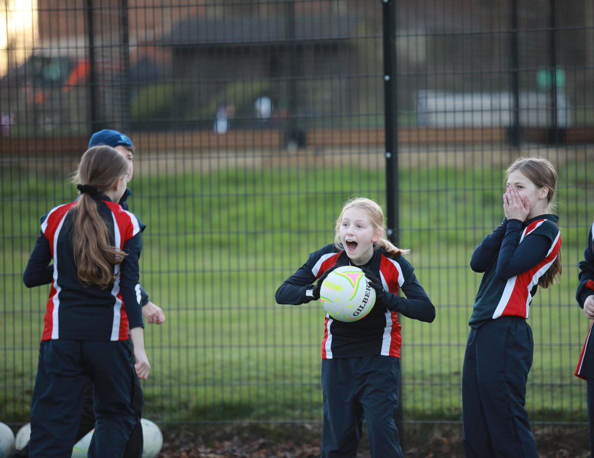 PangbourneColl's tweet photo. Smiles and laughs all round during a #PangCollDunbar Netball training session! 😄 #PangCollNetball #PangCollSport #TeamPangbourne https://t.co/w6MizG9aXA