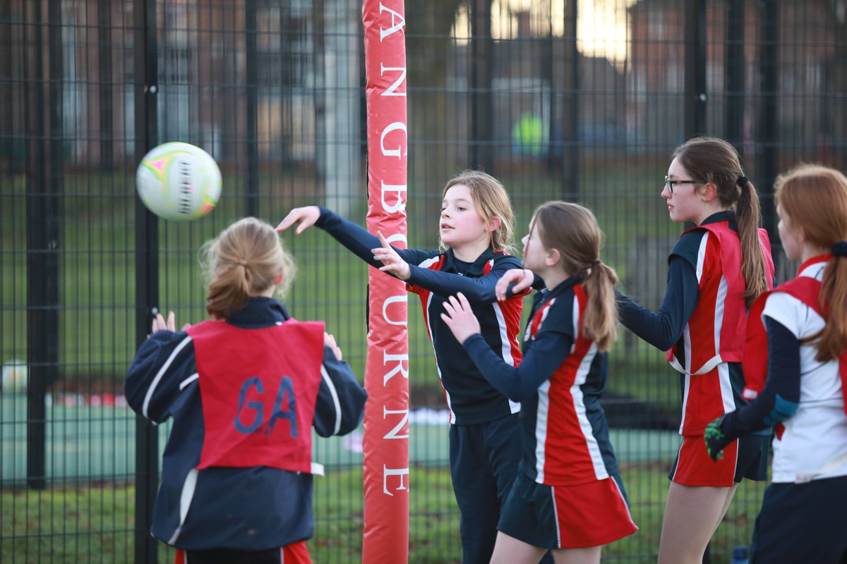 PangbourneColl's tweet photo. Smiles and laughs all round during a #PangCollDunbar Netball training session! 😄 #PangCollNetball #PangCollSport #TeamPangbourne https://t.co/w6MizG9aXA