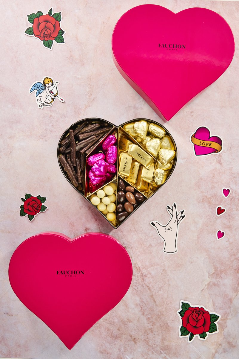 FAUCHON_Paris's tweet photo. FAUCHON dans la peau…💘
À la Saint-Valentin, nous célébrons tous les amours ! Macarons gourmands, chocolats fondants et entremets fruités seront à partager avec votre moitié… #fauchon #gourmandise #macarons #saintvalentin #chocolats https://t.co/dipvd02ttO