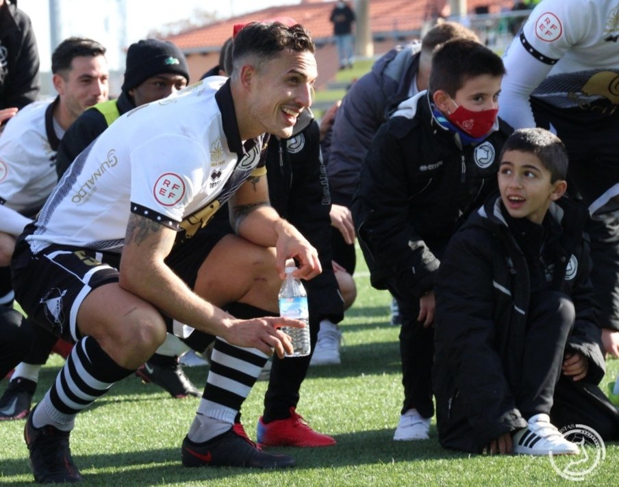 alvaromg87's tweet photo. Me pregunta mi hijo si podrá repetir esta foto a final de temporada, celebrando los éxitos que nos esperan... ¡Le he dicho que sí! Espero no equivocarme... @L_Acosta_4 @UnionistasCF https://t.co/8jMarEr1rp