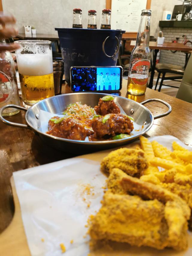 marah_dy's tweet photo. Chicken and beer while streaming beautiful part 3
@WannaOne_twt

#WannaOne #워너원
#B_Side #BeautifulPart_3
#워너원_워너블_스탠바이 https://t.co/UqZrS7EMmf