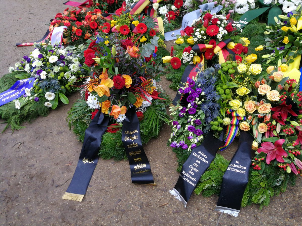 PolizeiBerlin_P's tweet photo. Unsere Multiplikatorin für #LSBTI Ria aus der Direktion Einsatz, nahm heute am stillen Gedenken am Denkmal für die im Nationalsozialismus verfolgten #Homosexuellen teil. Organisiert wurde die Kranzniederlegung vom @lsvd. 

#HolocaustMemorialDay 
#NeverForget #NeverAgain 

^präv https://t.co/asg2zU490p