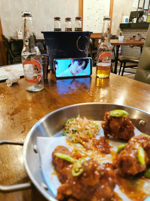 marah_dy's tweet photo. Chicken and beer while streaming beautiful part 3
@WannaOne_twt

#WannaOne #워너원
#B_Side #BeautifulPart_3
#워너원_워너블_스탠바이 https://t.co/UqZrS7EMmf