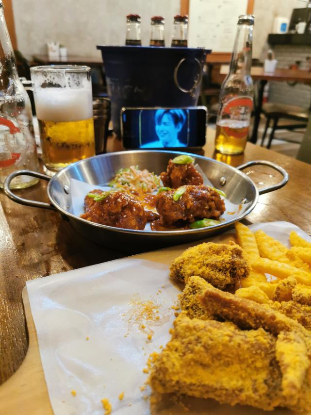 marah_dy's tweet photo. Chicken and beer while streaming beautiful part 3
@WannaOne_twt

#WannaOne #워너원
#B_Side #BeautifulPart_3
#워너원_워너블_스탠바이 https://t.co/UqZrS7EMmf
