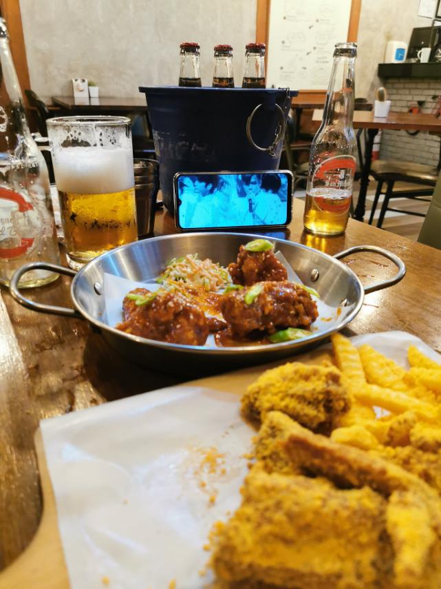 marah_dy's tweet photo. Chicken and beer while streaming beautiful part 3
@WannaOne_twt

#WannaOne #워너원
#B_Side #BeautifulPart_3
#워너원_워너블_스탠바이 https://t.co/UqZrS7EMmf