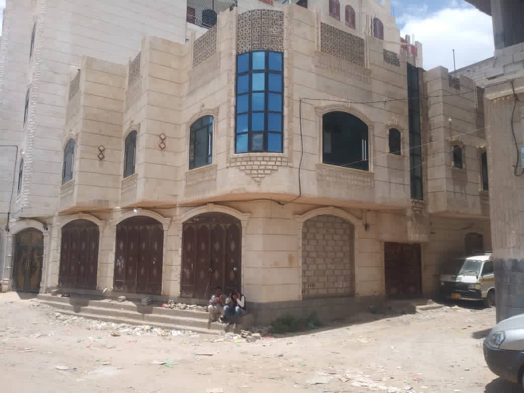 Yemen_Real_Esta's tweet photo. بيت للبيع ( عمارة للبيع ) 
مساحة 4 ونص شارعين 12 و7 متر حـر
دورين تحت 3 فتحات تجارية وشقه مفتوحه وخزان ارضي موجر مخازن بـ150 الف
وفوق شقتين
الموقع : صنعاء سعوان درجه ثانيه من شارع الاربعين الدوار
 السعر 150 مليون قابل للتفاوض

للإتصال ◄ ☎️ 771636413
واتس https://t.co/i4UbA7T1BA https://t.co/98DEk0kMyp