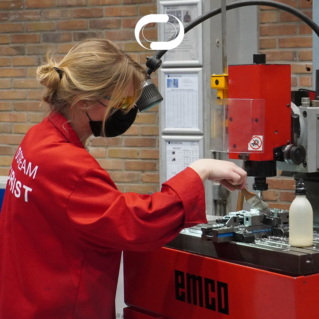 DelftHyperloop's tweet image. PRODUCTION!
Since we have finalized our design of the pod, we have started the production phase! In this phase our engineers will be producing the needed parts and systems in collaboration with partners and the dreamhall.
#delfthyperloop #production #dh06 #building