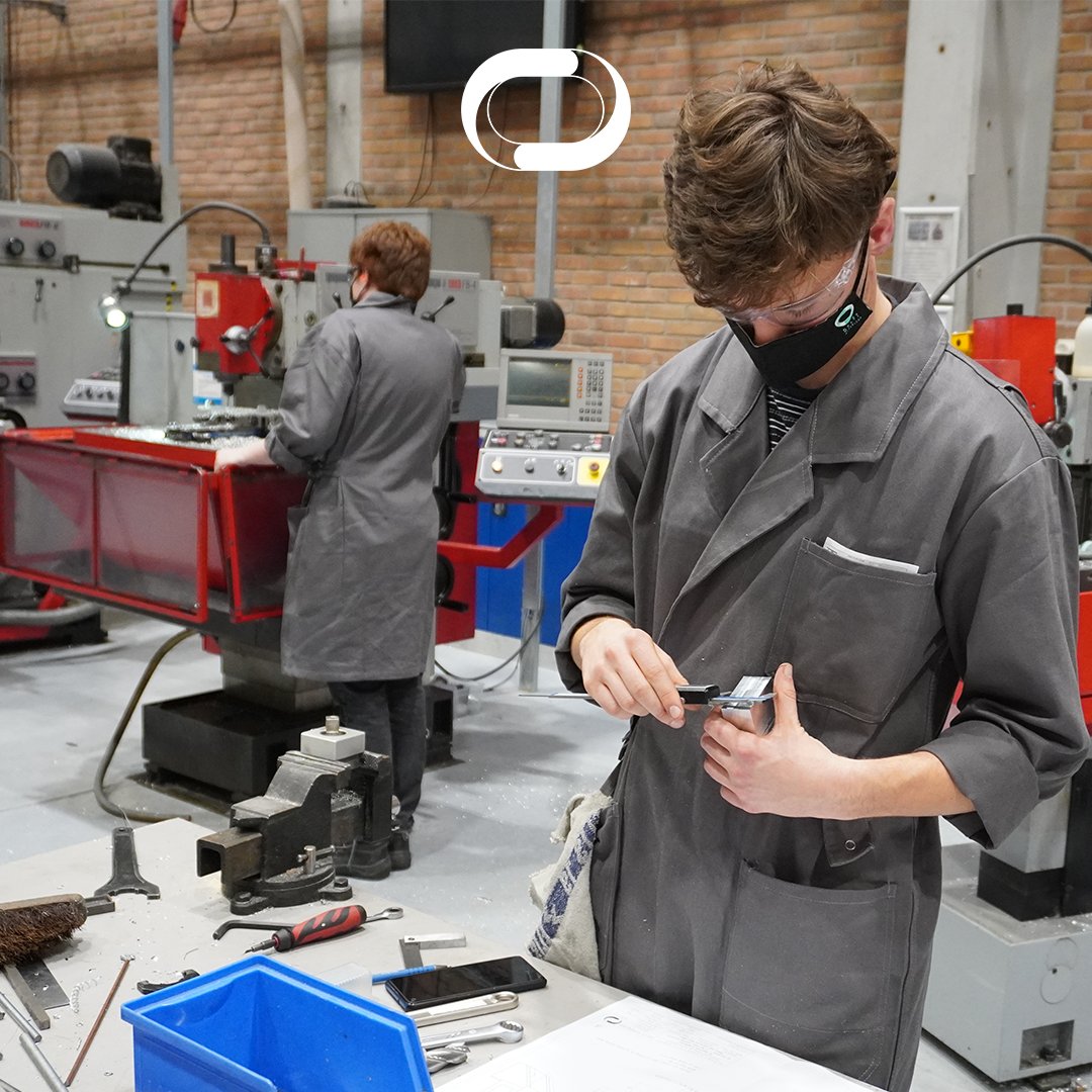DelftHyperloop's tweet image. PRODUCTION!
Since we have finalized our design of the pod, we have started the production phase! In this phase our engineers will be producing the needed parts and systems in collaboration with partners and the dreamhall.
#delfthyperloop #production #dh06 #building