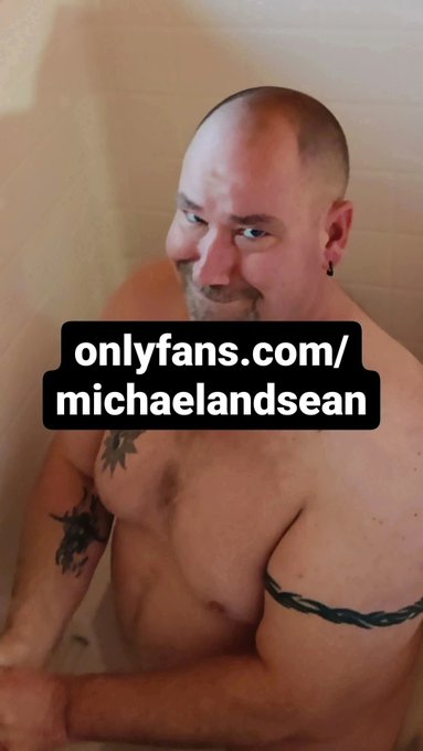 Where's all our WA State guys! Daddy is looking to hookup! DM me n maybe we can make it happen #michaelandsean