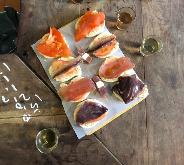 VinosJerez's tweet photo. 10 razones por las que visitar el Marco de Jerez en 2022 #9 Ruta de los tabancos⁠. Son una fuente viva que canaliza la cultura jerezana alrededor del Vino de Jerez apostando, al mismo tiempo, por la gastronomía de la provincia de Cádiz. https://t.co/eWMSYVQdbC