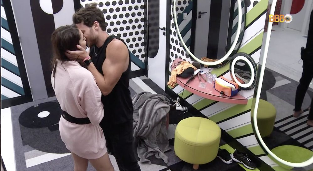 vaidesmaiar's tweet photo. Lucas: "Eu vou ter que entrar mais no seu quarto. Hoje eu vou te dar muito carinho." GENTE KKKK #BBB22 https://t.co/B8CEsKbGec