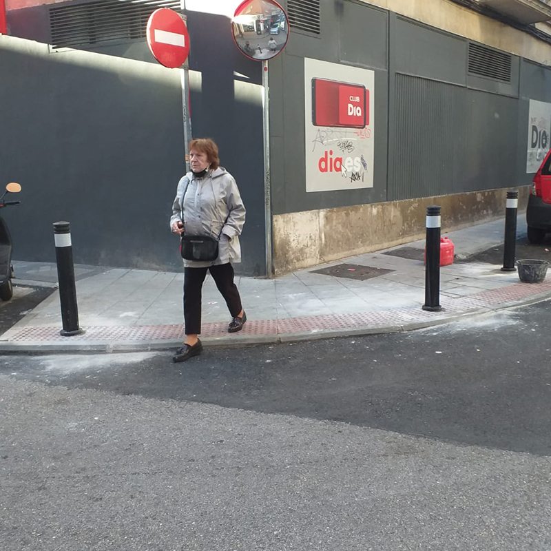 FORJAS_es's tweet photo. Terminando los trabajos de instalación de los Bolardos Fuencarral MU-54 suministrados por #Forjas. Los Bolardos Fuencarral MU-54, son un elemento de mobiliario urbano indispensable que evitan el acceso de vehículos de la calzada a las aceras. 

#urbanequipment #bolardo #bolardos https://t.co/wnwLhIUj9L