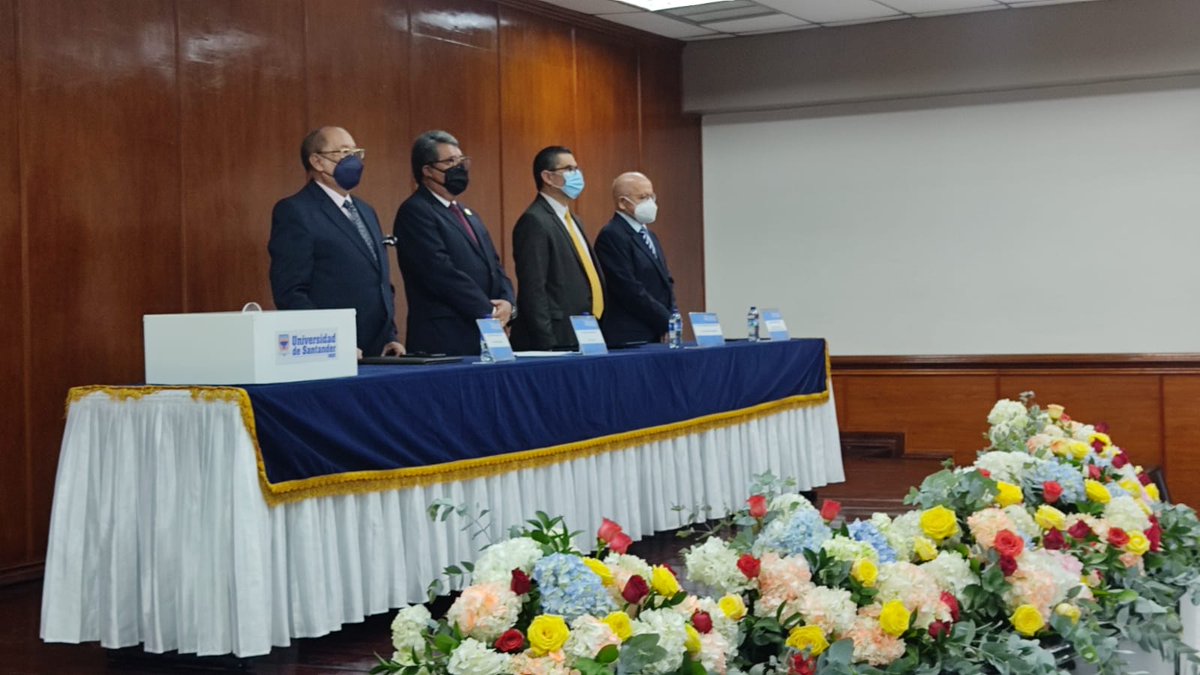 udes_oficial's tweet photo. #GradosUDES | Hoy la @udes_oficial se engalana con la graduación de 51 nuevos médicos con el sello #UDES, espacio en el que el rector general Patricio López Jaramillo extiende sus felicitaciones a los graduados  y sus familias. 💙🎓👩🏻‍🎓 https://t.co/43Jab5iwKV