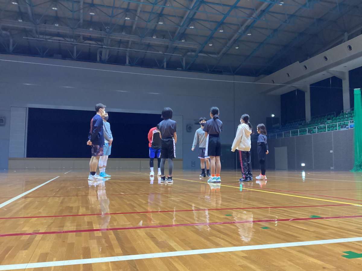 stonesjr_b_ball's tweet photo. 2022.1.27(Thr)
本日はエンジョイクラスのみでしたが、常にチャレンジする姿がたくさんありました!
いつもはスキルアップクラス生がするモップがけも今日はエンジョイクラスで!👍
#夢中のキッカケ
#STONESJr
#ストーンズジュニア
#バスケボールスクール
#小豆島STONES
#小豆島スポーティーズ https://t.co/5cs8xbb5yC
