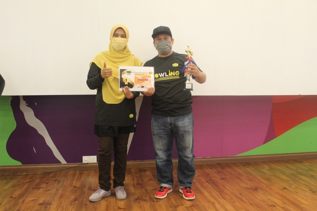 Sekitar Kejohanan Bowling Piala Jurutera Daerah JKRD anjuran KSK
Terima Kasih kpd Jurutera Daerah <a href="/AlAzhar_JKR/">Al Azhar</a> sntiasa menyokong aktiviti kelab bg mmastikan hubungan erat sesama kakitangan sntiasa terjalin kemas.
<a href="/JKRTerengganu/">JKR Terengganu</a> <a href="/yusufghani200/">تذكرة</a> 
<a href="/HasliJKR/">Hasli Ibrahim (Ir. Dr.)</a> <a href="/noorulasliza/">Noorul Asliza Mat Jusoh</a> <a href="/MisRuhaila/">Mis Ruhaila</a>