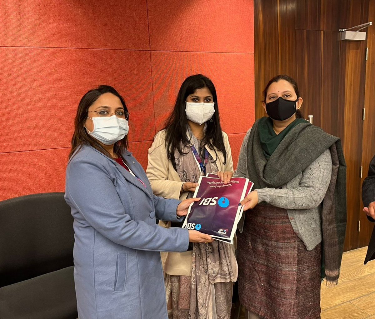 MCChandigarh's tweet photo. State Bank of India sponsors Prize Money Coupons of Decathlon-a major sports brand for the participants of Freedom to Cycle and Freedom to Walk Challenge! Presented Coupons today to Ms. Anindita Mitra, IAS- the CEO, CSCL. #Freedom2cycle #proudmoment #Freedom2walk https://t.co/ynrmVMfIlV
