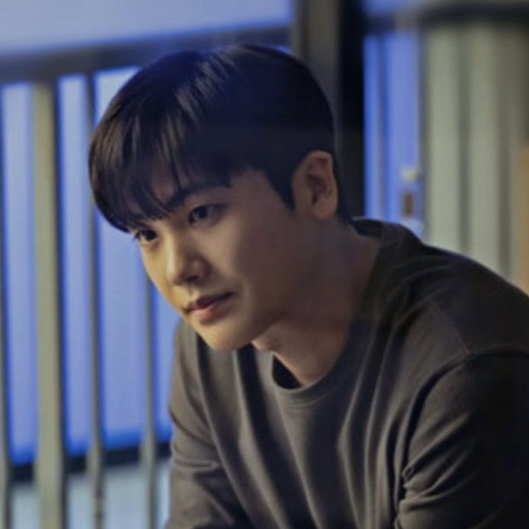 kdrama_menfess's tweet photo. •kdm• but mama i’m in love with fictionals, and this type of love isn’t rational it’s delution🥴
https://t.co/1oCQDUtVGX
