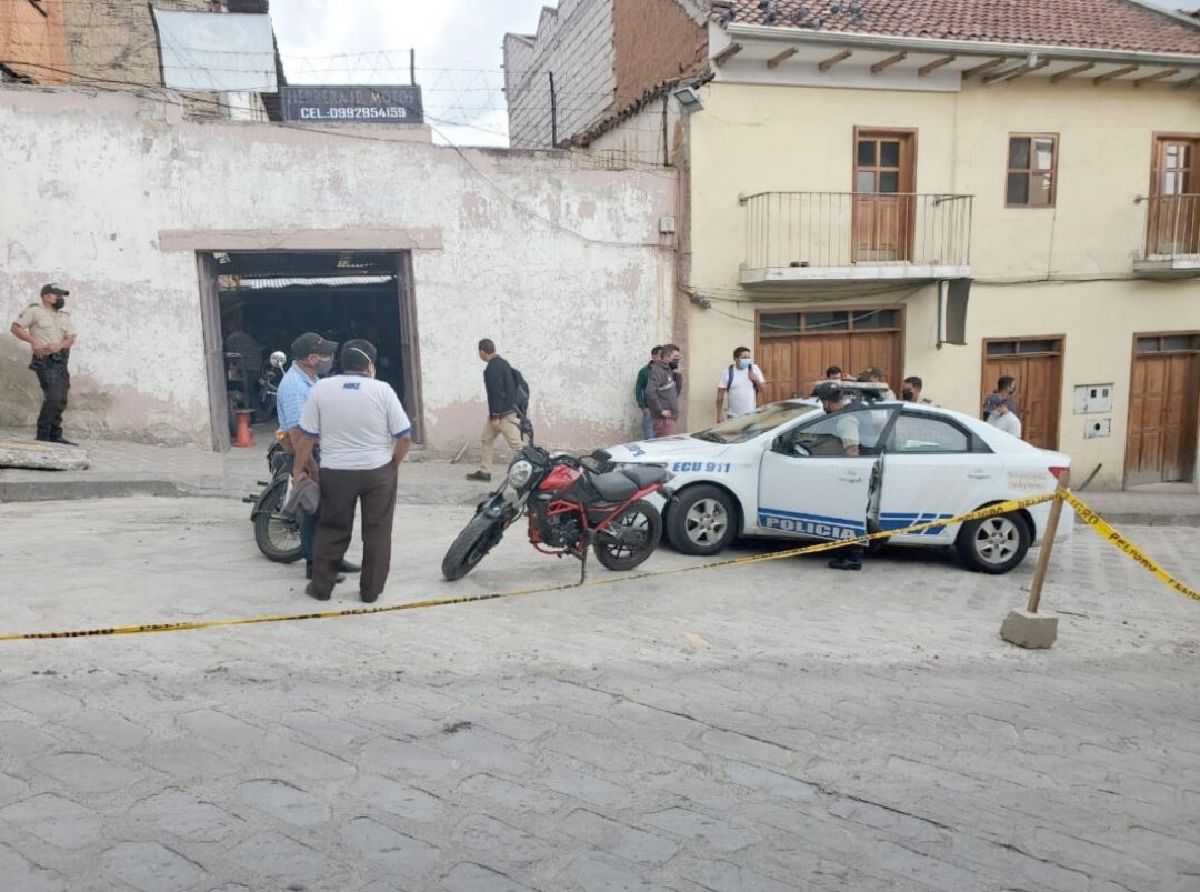 🔴 #Cuenca.- El propietario de un taller es detenido e investigado por disparar a un hombre que ingresó armado con un cuchillo e intentó robar su local. Ocurrió ayer, entre las calles Vargas Machuca y Rafael María Arízaga.

Detalles ↘️ facebook.com/10091277843531…