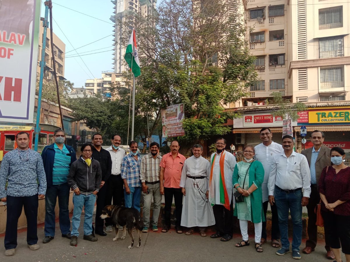 VibrantMalad's tweet photo. Flag hoisting by Malad Christian Association at Our Lady Of Lourdes Church Chowk by Chief Guest Father Michael (Parish Priest ),Fr.Sunil and residence of Orlem @LoveOrlem @MaladBuzz https://t.co/PPXk8tGlOn