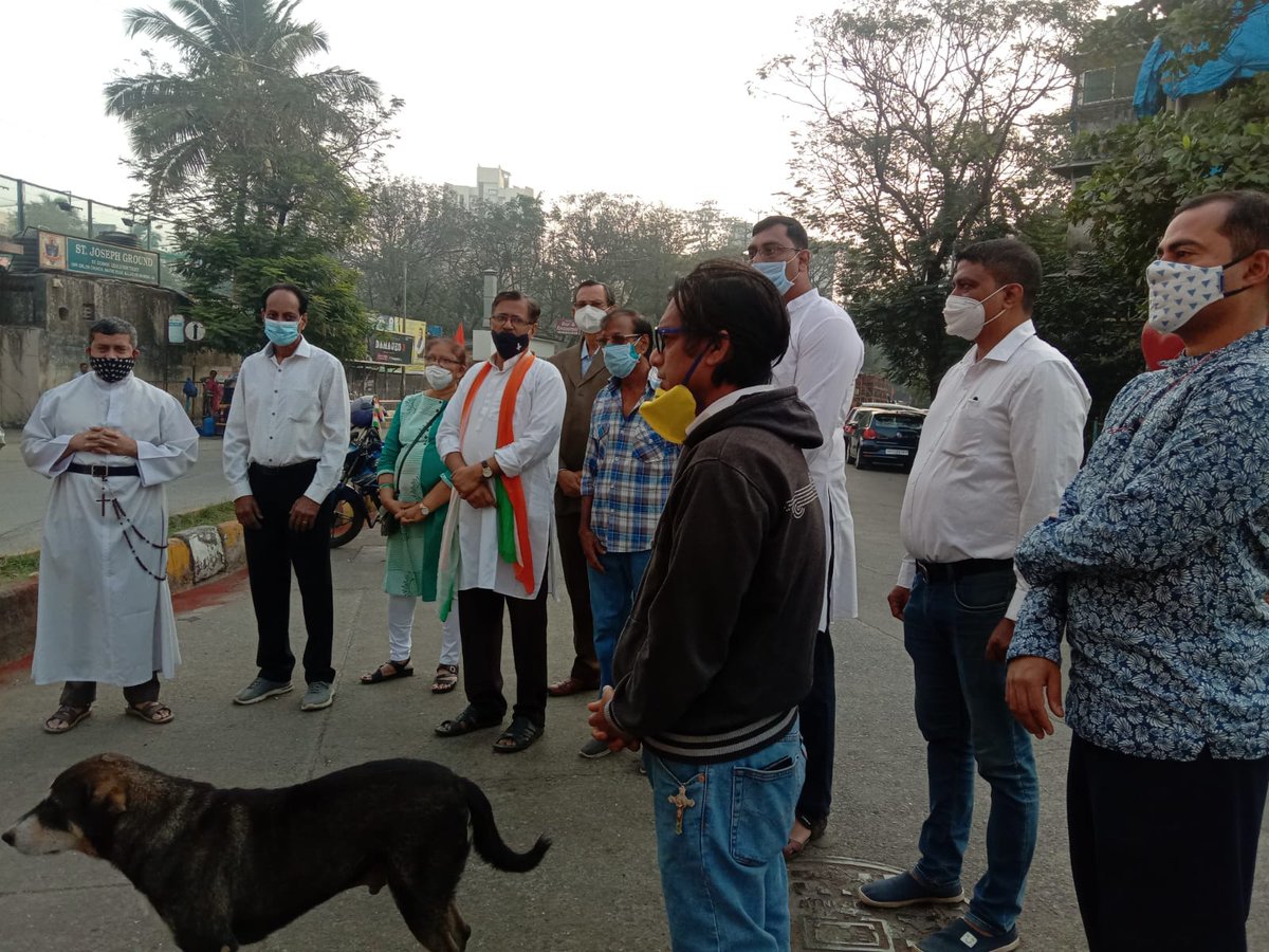 VibrantMalad's tweet photo. Flag hoisting by Malad Christian Association at Our Lady Of Lourdes Church Chowk by Chief Guest Father Michael (Parish Priest ),Fr.Sunil and residence of Orlem @LoveOrlem @MaladBuzz https://t.co/PPXk8tGlOn