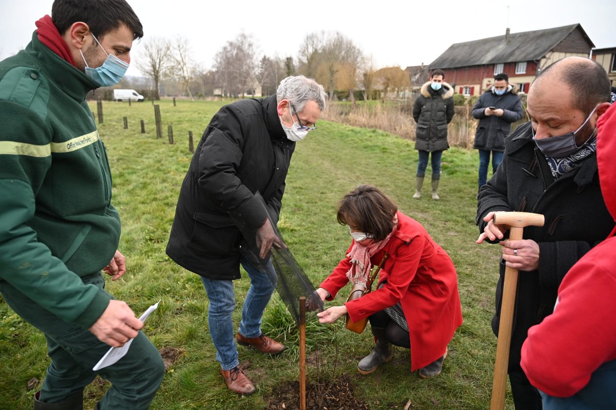 Aujourd'hui, direction Pacy-sur-Eure ! <a href="/DuteilMyriam/">Duteil Myriam</a>, <a href="/LehongrePascal/">Pascal Lehongre</a> et Yves Leloutre ont participé aux dernières plantations « Une naissance, un arbre » de ce mois de janvier. Cet automne, 11 autres communes recevront leurs arbres et arbustes ! 👶🌳