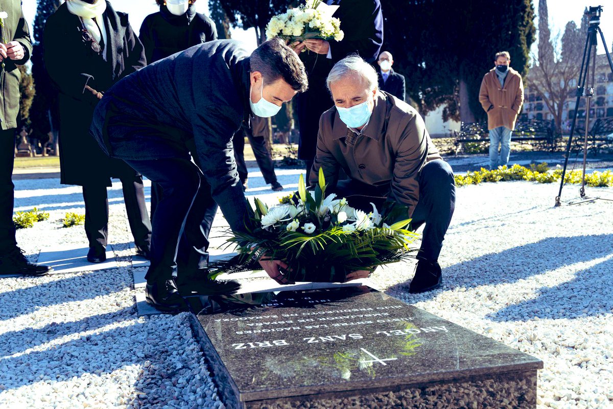La corporación municipal, el vicepresidente de las Cortes de Aragon y los hijos del zaragozano Ángel Sanz Briz, le rendimos hoy homenaje.
Justo entre las Naciones e Hijo Prelilecto de la Ciudad de Zaragoza. #ÁngeldeBudapest #HolocaustMemorialDay  #27deEnero #bondadyvalentia