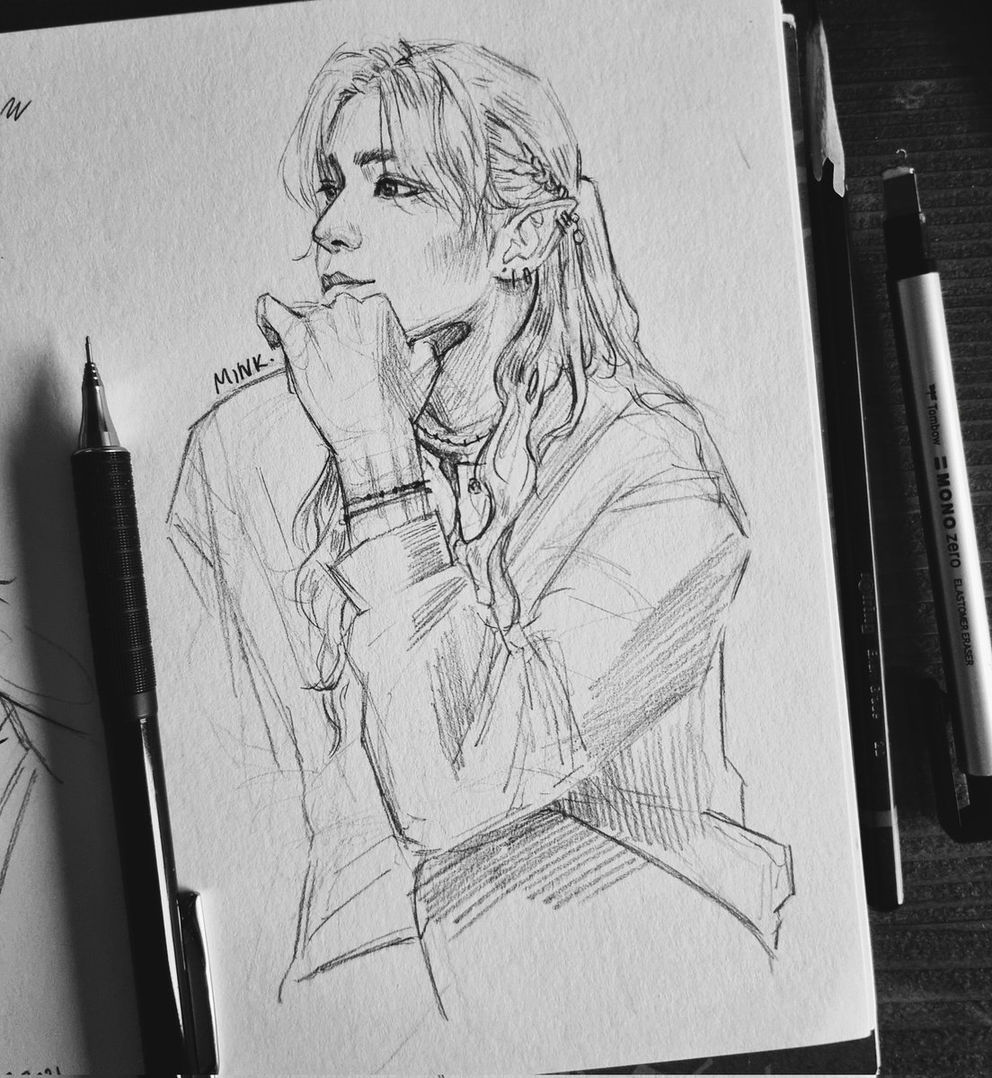 Sketched the soft elf boi with a smol braid on his hair, now I shall go cry over him 😔👍🏼
#ATEEZfanart #정윤호 