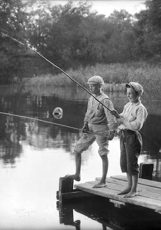 Братья ловят рыбу. Мальчишки на рыбалке. Мальчик на рыбалке. Мальчик с удочкой. Дети ловят рыбу.