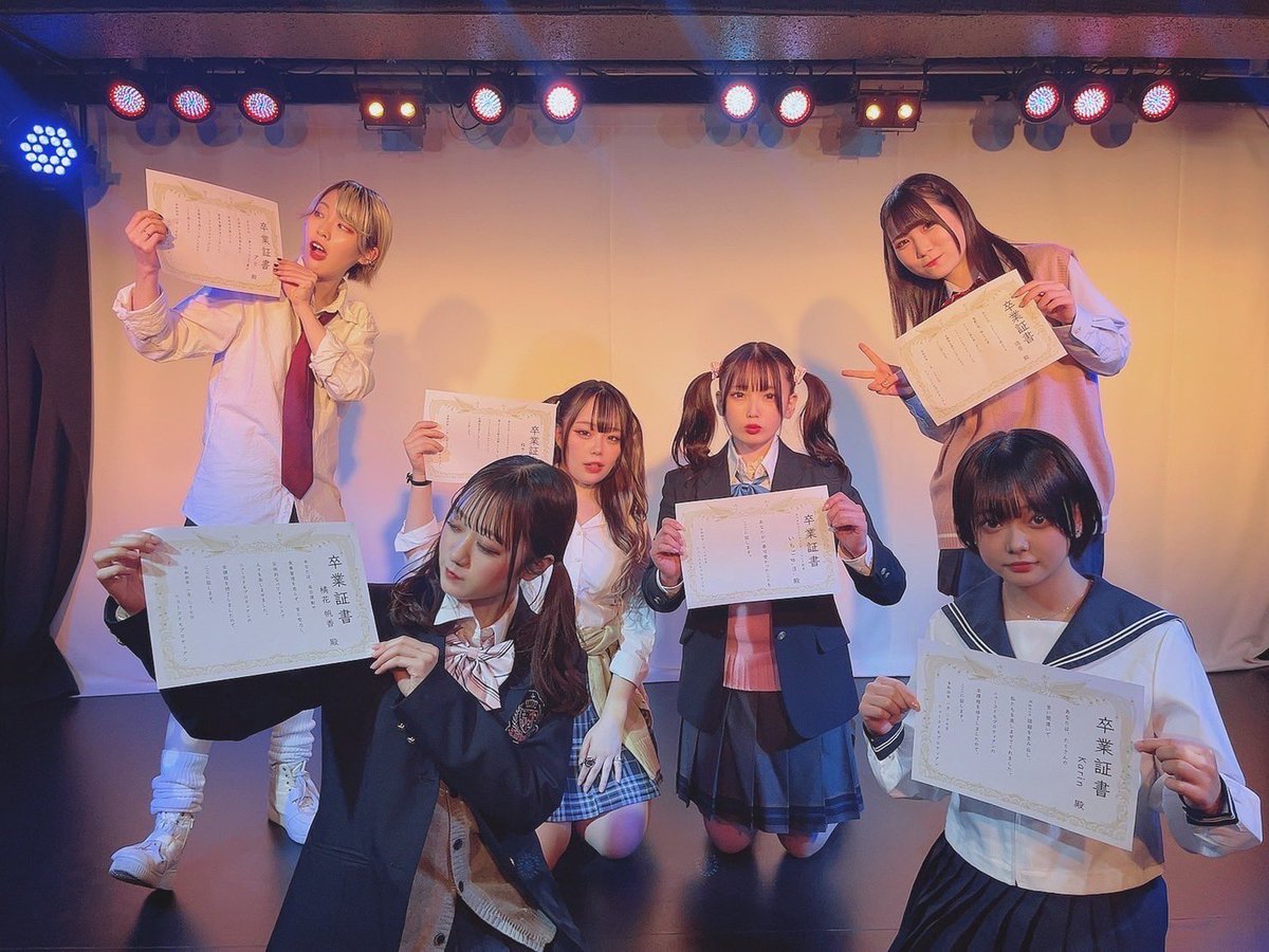 newcodomo's tweet image. 最後のチェキ会＆ミニライブありがとうございました！
卒業生を保護者、在校生、来賓の方々に見送っていただきました🌸

いよいよ29日はラストライブ！
ニューコドモの最後を見届けてください。
🎫 onl.tw/iC8triH