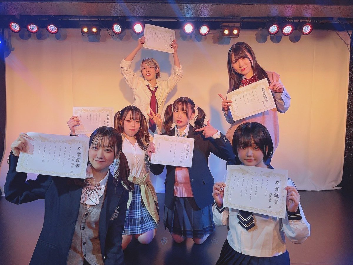 newcodomo's tweet image. 最後のチェキ会＆ミニライブありがとうございました！
卒業生を保護者、在校生、来賓の方々に見送っていただきました🌸

いよいよ29日はラストライブ！
ニューコドモの最後を見届けてください。
🎫 onl.tw/iC8triH