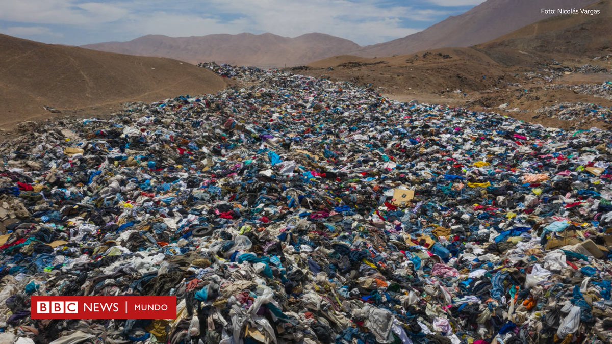 Zapatillas, pantalones, vestidos, e incluso, guantes de nieve: en el desierto de #Atacama se puede encontrar de todo. Y es que el lugar más seco del mundo se ha convertido en un verdadero cementerio de ropa usada. 🧵⬇️